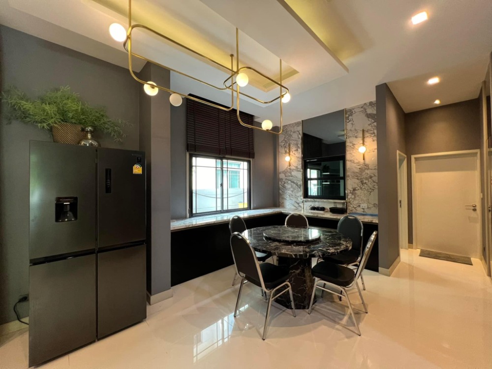Detatched House for rent: Bangkok Boulevard Ramintra-Serithai 2  4 bedrooms | 5 bathrooms Size 330 sqm. Luxurious House Near The Mall Bangkapi. Fully furnished Ready to move in